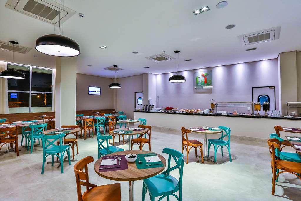 Summit Suites Hotel بينداموهانغابا المطعم الصورة