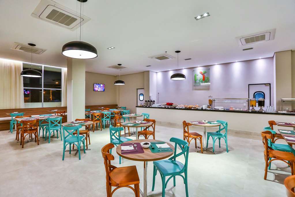 Summit Suites Hotel بينداموهانغابا المطعم الصورة