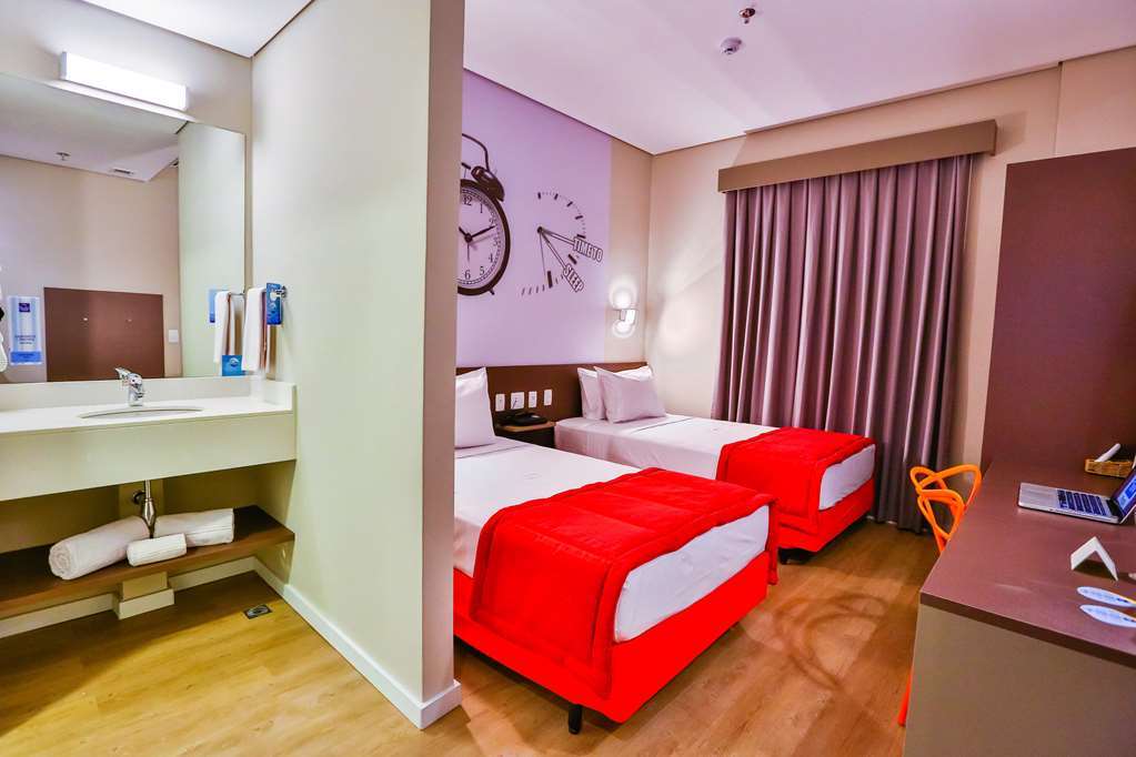 Summit Suites Hotel بينداموهانغابا الغرفة الصورة